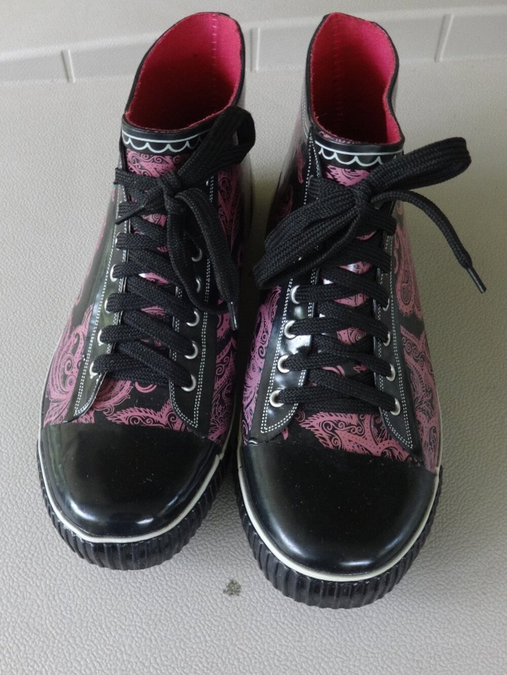 Bops by Beehive women's size 9 rubber rain boot black with Magenta print, VGC